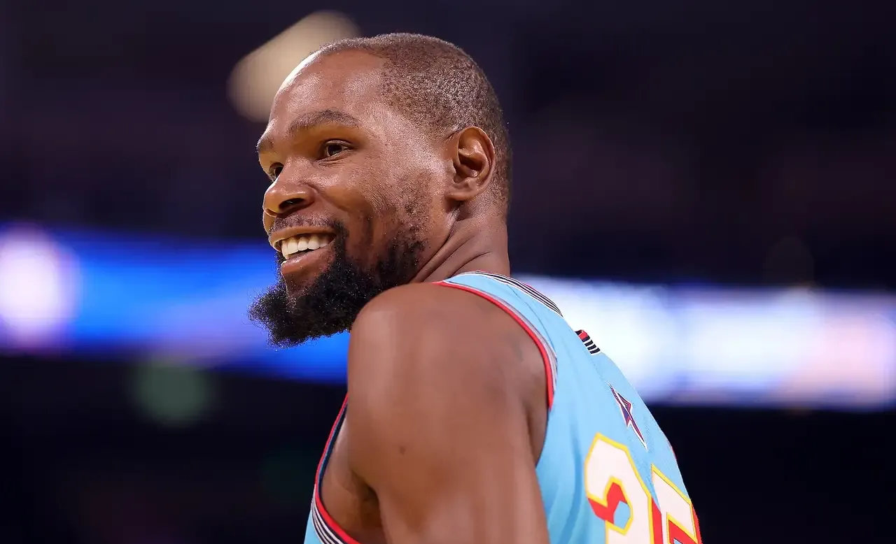 杜兰特重返赛场，出色发挥首场状态出色，DWG观众沸腾！赛场气氛高涨的简单介绍